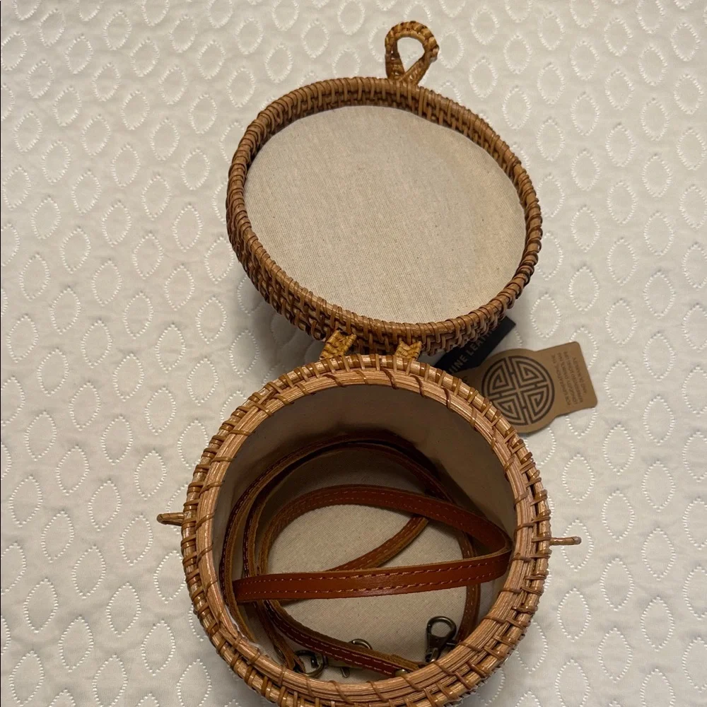 Handwoven Two-Tone Rattan Basket Bag with Top Handle - Picture 6 of 7